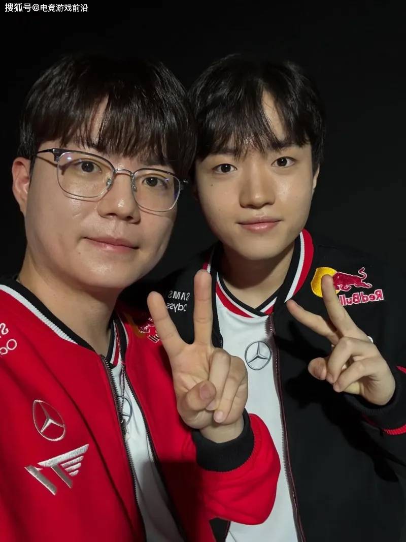 电竞豪门兄弟情！T1无畏契约选手与LOL天团合体营业
