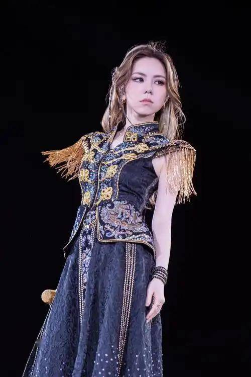 邓紫棋领啣(xián)LOL主题曲：歌手跨界电竞谁更胜一筹？